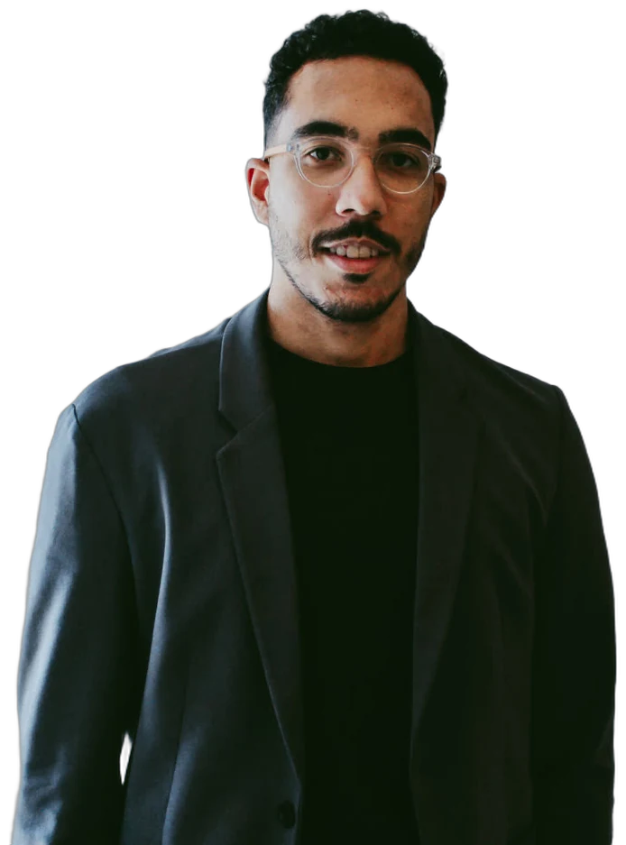 Iago Alvarim, psicólogo, de blazer escuro